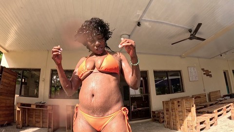 Une MILF noire apprécie de se faire manger la chatte au bord de la piscine