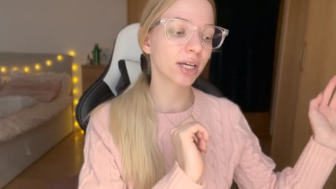 La Dea Bella Rae conduce un podcast di dominazione femminile con un tocco biondo.