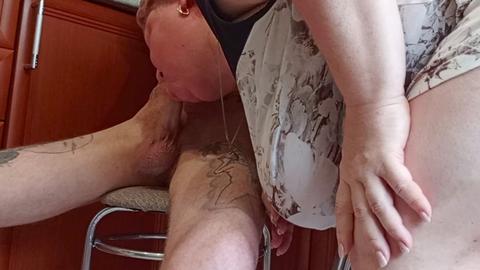 La belle-mère fait une fellation profonde, caresse et regarde avec impatience l'éjaculation.