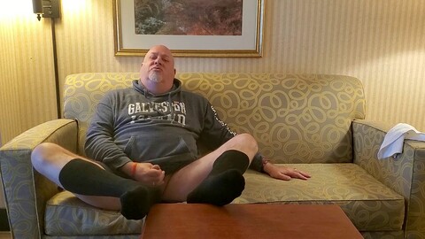 Kennie Jai si diverte con calze nere in un appartamento d'hotel con il suo compagno di stanza