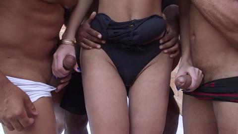 Die transgender Schönheit Grazie Cinturini genießt wilde Gangbang-Aktion