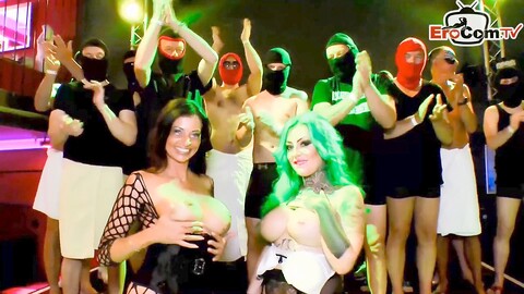 Eine büste blonde Deutsche wird hart bei einer wilden Gangbang-Party genommen
