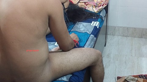 Bhabhi aprovechada mientras ve solo carretes en casa