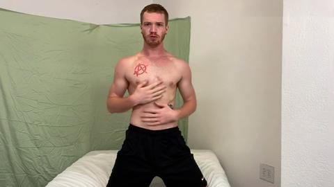 Étalon musclé éjacule deux fois en se masturbant en solo