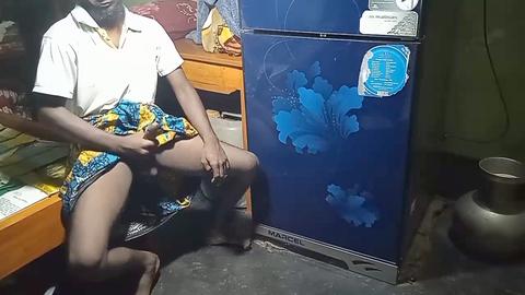 Caballeros mayores disfrutando de una película para adultos homosexual
