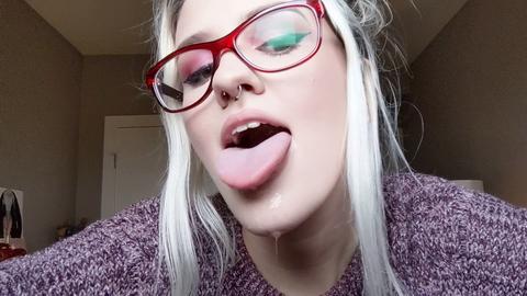 Juego extremadamente excitante en primer plano con garganta, lengua y saliva con una hermosa dama