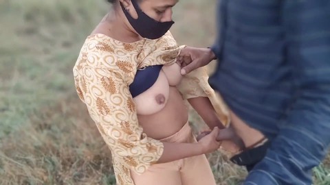 Mamada en público, follada salvaje en el bosque con una sexy chica india con audio en hindi