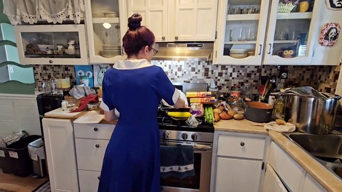 La ama de casa excitada se pone juguetona en la cocina mientras prepara la cena de Acción de Gracias.