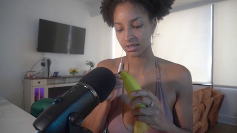 Foxybrown20 aime s'amuser avec des bananes et des protéines tout en faisant de l'ASMR.