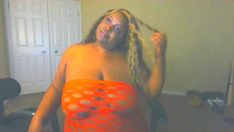 Le mannequin webcam ébène pulpeux Trina Foxx exhibe ses courbes
