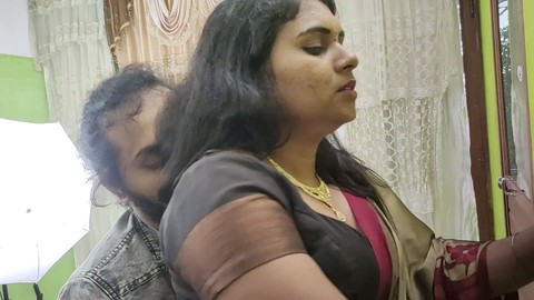 Vaishnavy, séduisante en sari, se fait lécher les fesses par Sharun Raj lors d'une scène torride de couple Mallu