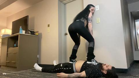 La dominatrice Grace Wrath piétine un soumis après l'entraînement