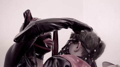 Transessuale kinky in fetish di lattice e maschera scopa ragazzo