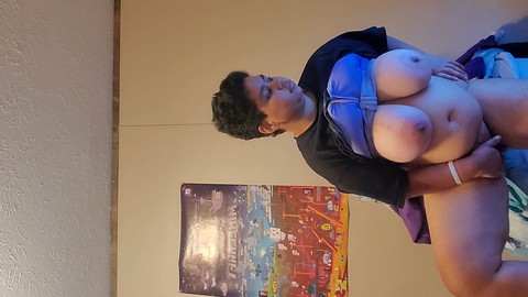 Die reife, aber verlockende Gamergurl3000 in einem wilden gangbang