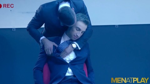 Il modello di MENATPLAY Emir Boscatto perfora il sedere di Kayden Gray in un incontro elegante in ufficio