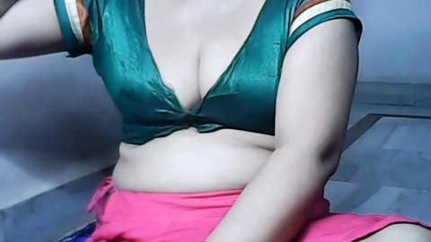 La chatte d'une adolescente de 18 ans est détruite lors de séances de gangbang sauvages