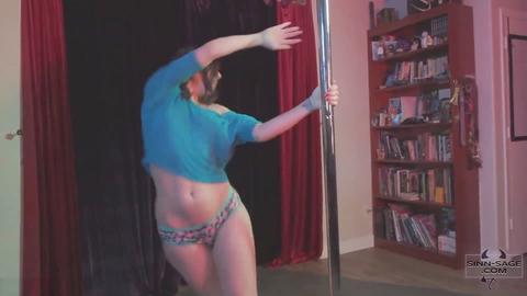 Sinn Sage vergnügt sich nach einer verführerischen Striptease-Show!