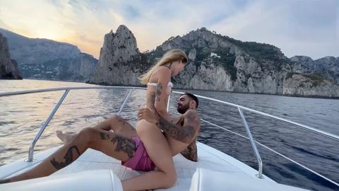 Capitaine italien baise une touriste américaine blonde sur son yacht