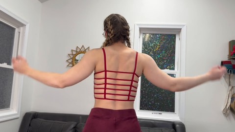 Rubia con senos pequeños hace un seductor prueba de ropa.