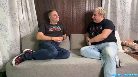 Der dominante Bär Matt gibt seinem gehorsamen Freund Ryder eine kitzelige Fußanbetungssitzung.