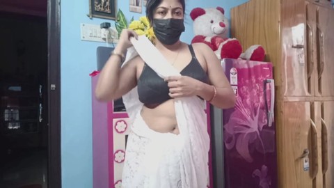 Die geile indische Tante Pallavii Sharma in einem sexy Saree spielt mit ihrem pelzigen coochie und ihren wackeligen großen Brüsten.