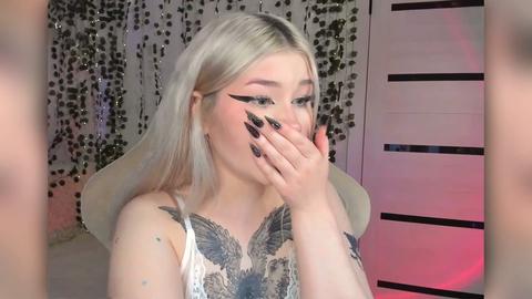 Momento intimo intenso con la fidanzata utilizzando un grande sex toy