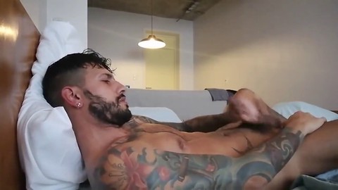 Un stud tatoué libère sa charge sur webcam