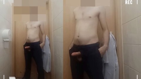 Un guardiano sorpreso a masturbarsi e a eiaculare in un bagno del lavoro