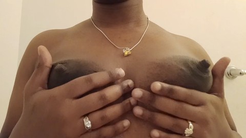 Ti sei divertito a guardare Mocha Lux giocare con il suo seno naturale?