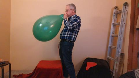 Abuelo disfrutando de juegos en solitario, golpes de globos y auto-placer del anciano