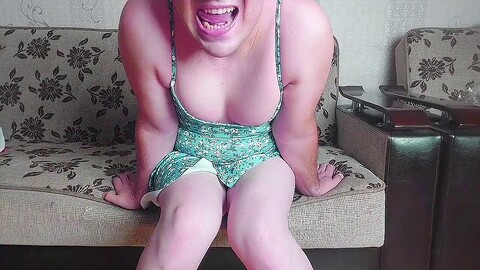 Heiße Beine und ein knalliger Po des Crossdresser-Modells Crossdresserkitty in einem kurzen Kleid