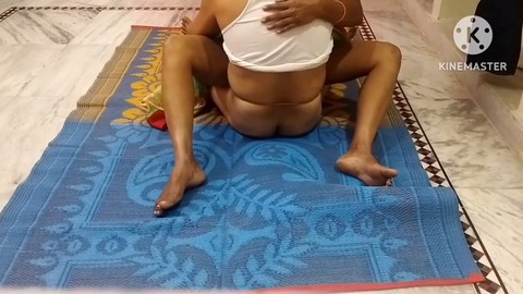 Die Telugu-Stiefmutter schleicht sich im Büro heimlich zu ihrem Stiefbruder.