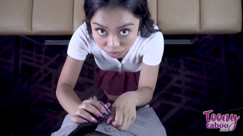 Luna Mills recibe una gran carga adentro en un encuentro estudiantil tabú