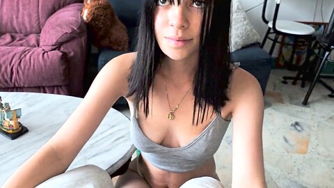 Die heiße Laura zieht sich in enganliegenden Kleidern für eine wilde Session im Wohnzimmer ihrer besten Freundin aus