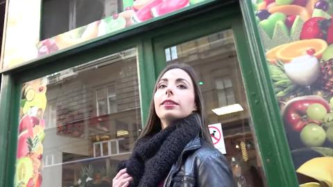 Mofos - La adolescente europea Carla Crouz hace una mamada en el ascensor
