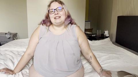 Geiles deutsches Teen mit perfekter Muschi und massiven Titten wird gefingert und bespritzt
