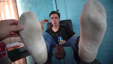 Jovencito lame las plantas de los pies de un hombre