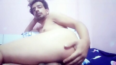 L'amatore crossdresser Nabin Chaulagain si diverte con un po' di gioco da solo