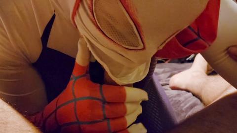 Spider-MILF Gwen le da una mamada descuidada a su esposo hasta que su pene se rinde.