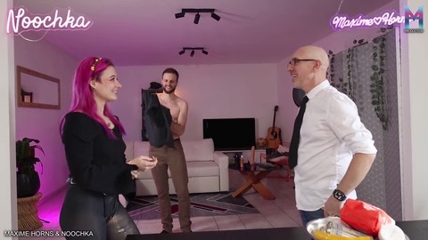 Feuchter Spaß mit einem riesigen Dildo und einer Pegging-Session mit Strap-On