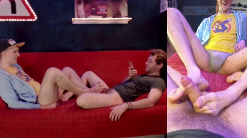 ¡Jugar con los pies lo hace correrse! Footjob de un joven europeo conduce a una explosión de semen