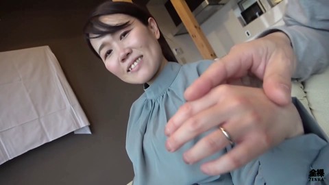 Das dampfende Onsen-Abenteuer der untreuen asiatischen Ehefrau bringt eine Überraschung mit sich