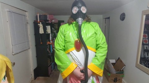 Cosplay in tuta in PVC e maschera antigas con Gracidea