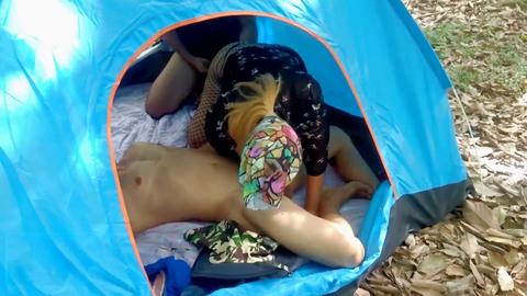 Encuentro inesperado de sexo en grupo al aire libre con un desconocido en el bosque - parte 1