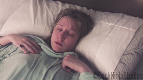 Bionda gode di un orgasmo intenso mentre fa un pompino