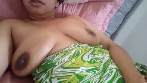 La mia sorellastra seduce nel suo sexy vestitino estivo mostrando la sua deliziosa fica e tette